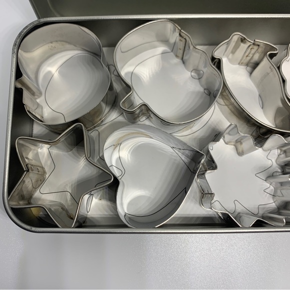 Pampered Chef Creative Cutters Set Mini Cookie Cutter Set of 8 Storage Tin 1095 - Picture 3 of 5